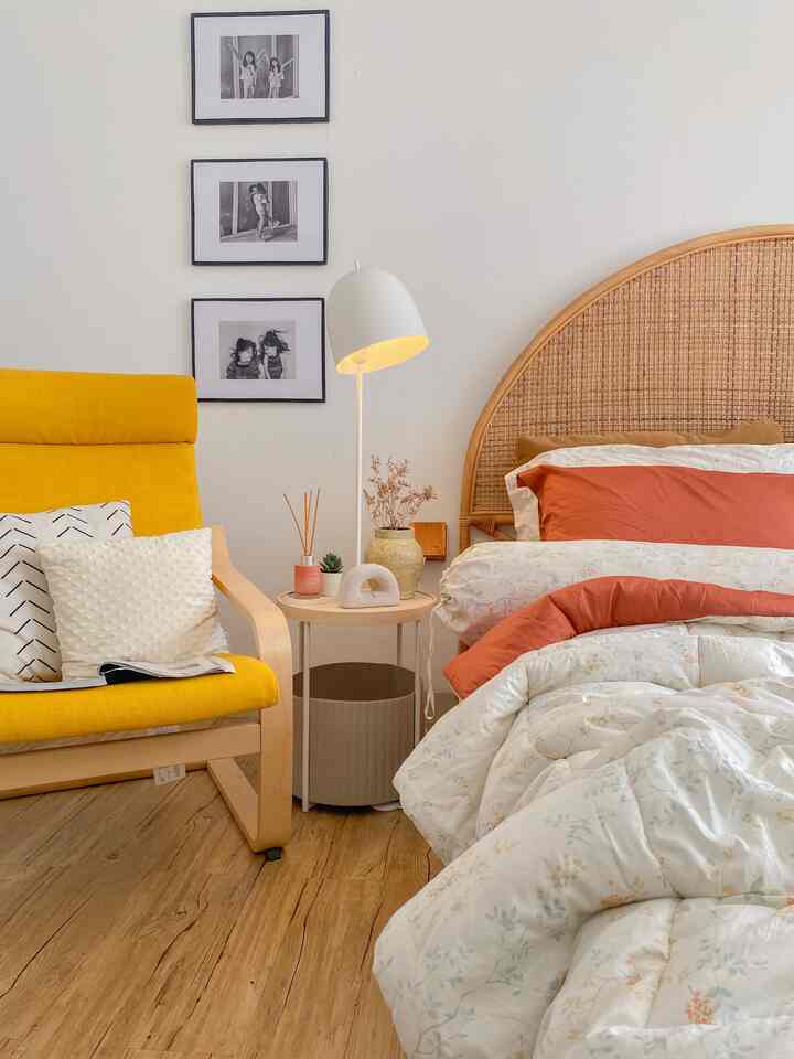 5 Tips Bikin Kamar Lebih Cozy ✨

1️⃣ Pilih Warna Hangat
Tone earthy bikin suasana kamar terasa lebih homey dan nyaman. Kombinasikan dengan elemen netral supaya nggak terasa berlebihan.

2️⃣ Gunakan Tekstur Lembut
Selimut fluffy, bantal beragam motif, dan kain berbahan linen atau katun bisa bikin tempat tidur terasa lebih inviting. Nggak cuma estetik, tapi juga nyaman buat rebahan seharian!

3️⃣ Tambahkan Pencahayaan Nyaman
Hindari cahaya putih terang yang terlalu ‘dingin.’ Gunakan lampu dengan cahaya warm white atau lampu meja untuk menciptakan suasana yang lebih tenang di malam hari.

4️⃣ Berikan Sentuhan Personal
Foto-foto hitam putih di dinding bikin kamar terasa lebih personal dan punya karakter. Bisa juga tambahkan reed diffuser, lilin aromaterapi atau hiasan favorit supaya makin nyaman.

5️⃣ Bawa Elemen Alam ke Dalam Kamar
Lantai kayu, anyaman rotan pada lampu gantung dan headboard, plus tanaman hijau di sudut ruangan bikin kamar terasa lebih hangat dan hidup. Natural vibes yang bikin betah!

#LantaiVinyl
#HeadboardRotan
#StandingLamp
#WarnaCatRumah
#Bedroom
#BedroomInspo
#ScandiBedroom
#BohoBedroom
#ScandiBoho