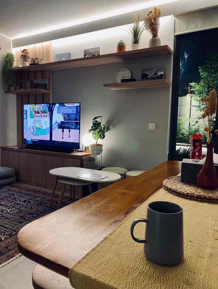 Menikmati secangkir kopi dimalam hari sambil menikmati ambience di rumah. Ambience diciptakan dari lampu2 meja, dengan teknik menaruh led light di atas dan bawah, dengan warna yang sama yaitu warm white. Kalau ingin lebih terlihat megah lagi, bisa dinyalakan satu lampu ambience lagi di tengah ruangan seperti yang terlihat di slide 2.  #mejamakan #sofabed #tanamanhias #mug #cangkir #rumahdepok #rumahminimalis #japandi #depok #ruangtv