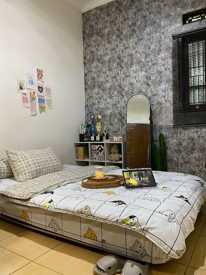 Kamar tidur anak remaja yang super simple kali ini ada sentuhan bedcover set yang gemec dengan gambar anabul 

#kamarputri #kamaranakperempuan #dekorasikamar #bedcoverset #kamartidur 