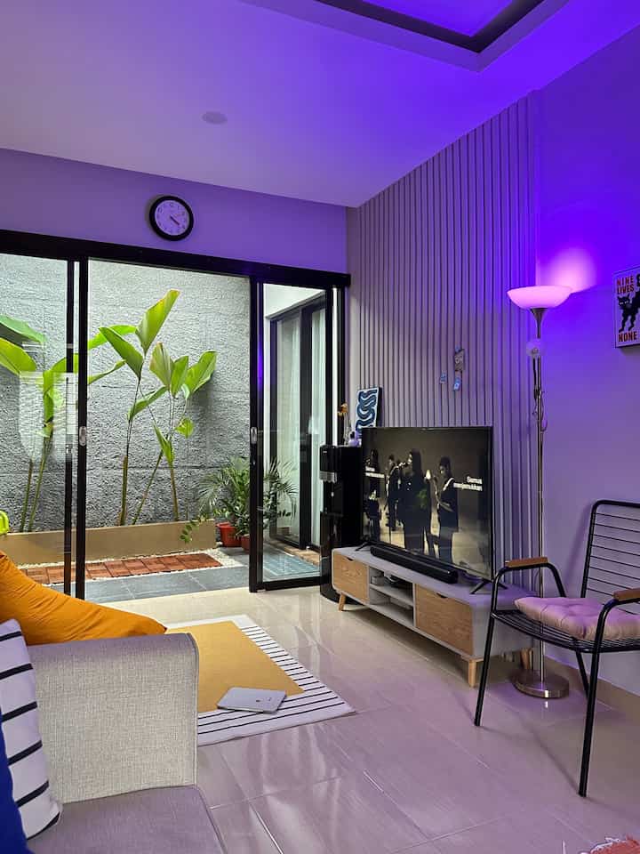 Penggunaan karpet bisa jadi solusi praktis di ruangan terbatas sebagai tempat duduk.
Beberapa foto transformasi area livingroom dari waktu ke waktu, di mana karpet selalu menjadi elemen penting dalam dekorasi di rumah ini. Selain mempercantik ruangan, karpet juga menambah kenyamanan dan menciptakan suasana yang lebih hangat 🤎💫

#ruangtamu
#lemaritv
#standingmirror
#karpetruangtamu 
#cattembok
#wallpanel
#beanbag
#standinglamp
#posterdinding
#sarungbantal
#vasbunga
#lampuLed