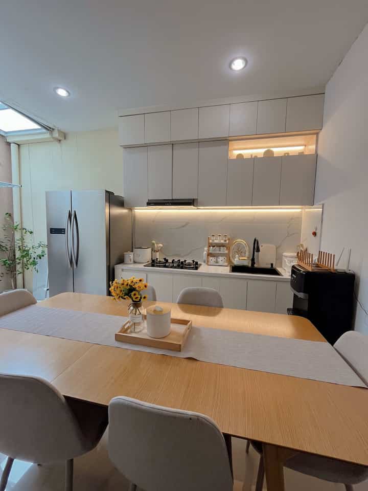 Kitchen and dining dirumaa.ina^^

Setelah 3 tahun akhirnya dapur impian kami terwujud 🤍

—Meja Makan Mora by informa
—Kursi Celia - Beige by Informa

#KitchenSetMinimalis #KitchenSet #MejaMakan #KursiMakan #Dapur #DapurImpian #KitchenDining