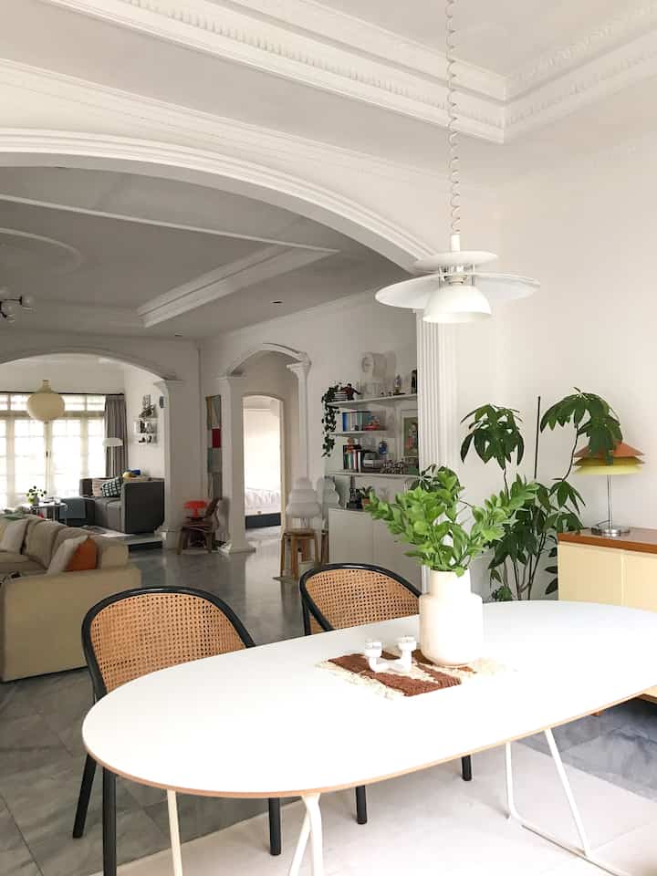 Karena aku tiap lebaran ga di rumah, jadi ga ada persiapan apa-apa selain bersihin rumah. Biasanya selalu menata rumah dengan fresh flowers, tapi tahun ini kita juga skip karena akan diluar kota lumayan lama. Setiap lebaran bergantian di rumah orang tua dan mertua. Selama rumah bersih dan rapi, mau ada acara apapun hati tenang.

#openspacehome #LebaranCantik
#DekorasiLebaran #RamadanStyling #rumahklasik #indoorplants #ikea #ikeahome