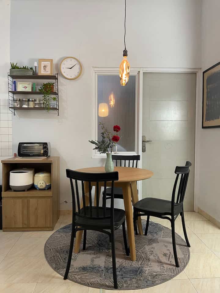 Meja Makan Kecil, Cerita Besar

Dari sekadar tempat sarapan terburu-buru, jadi spot brainstorming ide-ide baru. Dari meja makan sederhana, jadi saksi obrolan random yang berujung nostalgia. Kadang cuma duduk di sini sambil ngeliatin lampu gantung, kadang rebutan kursi yang paling nyaman buat makan sambil nonton tv.

Mungkin ruang makan kecil ini nggak selalu ramai, tapi selalu punya cerita. Entah itu tentang masakan yang gosong, DIY rak yang hampir gagal, atau bunga di vas yang diganti setiap minggu biar nggak bosan.

Siapa yang juga punya meja makan kecil dengan cerita besar? ✨
#DiningRoomStyling #DiningRoomMinimalist #RumahOpenSpace #MejaMakanMinimalist #AmbalanDinding #LampuEdison #IndustrialMinimalist