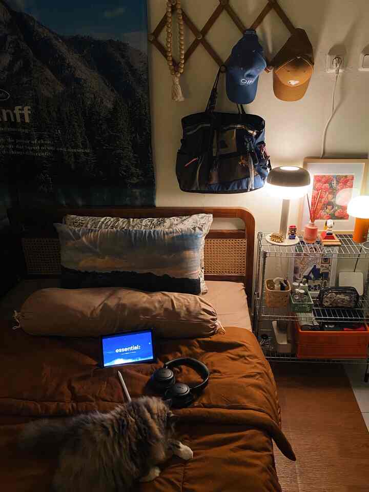 Visual kamar bujang dengan sentuhan ala Ghibli style ✨

#DipanJati #LampuTidur #PosterKain #RakaMinimalis #GhibliStyle #KamarTidur