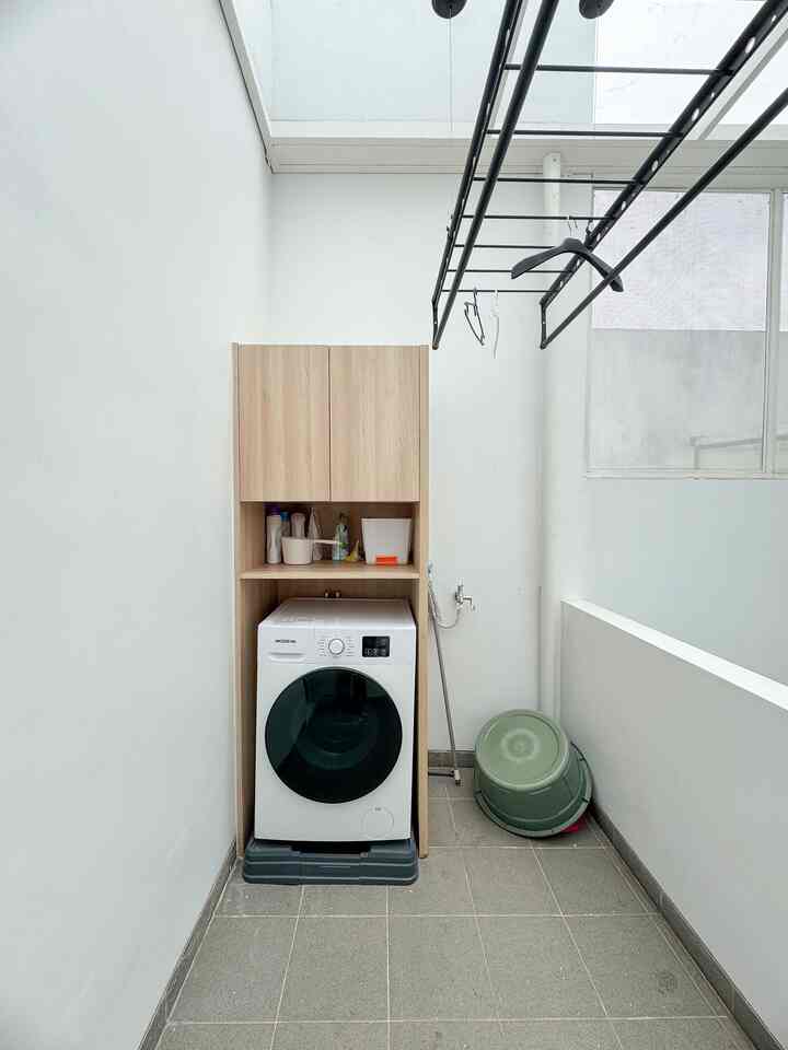 Duh maluu, laundry room ku biasa bangetttt heheh.. ada di lantai 3, langsung terbuka ke atas..
Jemuran juga pakai yang menggantung dan bisa dipakaikan katrol jadi gampang dan gak makan tempat ✌️ untuk kabinetnya pakai PVC yaa biar aman dan gak lembab..
Segitu ajaa hihi🙏😆 #LaundryRoom #ServiceArea #InspirasiLaundryRoom
#LaundryRoomSederhana #KabinetLaundryRoom