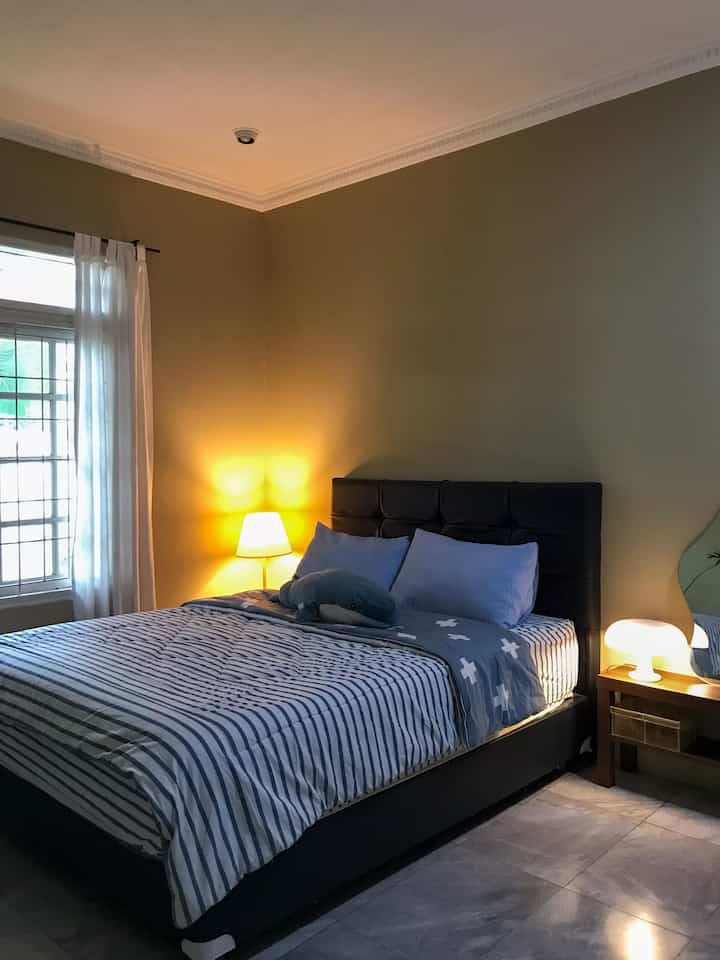 After-before beberapa ruangan di rumah, hanya perubahan kecil tapi impact nya lumayan berasa. Dari pemilihan warna cat, hiasan dinding, penggunaan karpet dan hal-hal dekoratif lainnya. 

#roommakeover #rumahklasik #interiormodern #indoorplants #ikea #ikeahome #sofaminimalis 