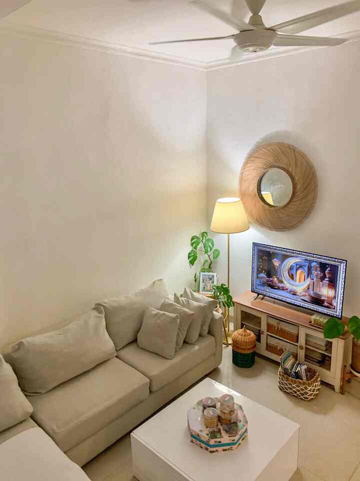 Happy Eid Mubarak everyone✨🌙

Styling ruang tamu untuk menyambut kehadiran saudara, kerabat dekat, teman dan tetangga yuk..
📌Toples lebaran: beberapa toples aku masih setia pake toples kaca ikea, karena lebih tahan lama kedap udaranya.
📌selimut kecil cream: melindungi sofa dari makanan yang tumpah
📌standing planter: biar ruangan tetap segar kasih tanaman di beberapa sudut.

Walau rumah cluster masih bisa kaaaan jadi open space gini. Semangat terus ya, walaupun kecil gini yang penting nyaman. Selamat Lebaran, minal aidzi walfaidzin..mohon maaf lahir dan batin 🙏🏻

#sofaminimalis #standingplanter #standinglamp #kipasaanginplafon #LebaranCantik #DekorasiLebaran #RamadanStyling 