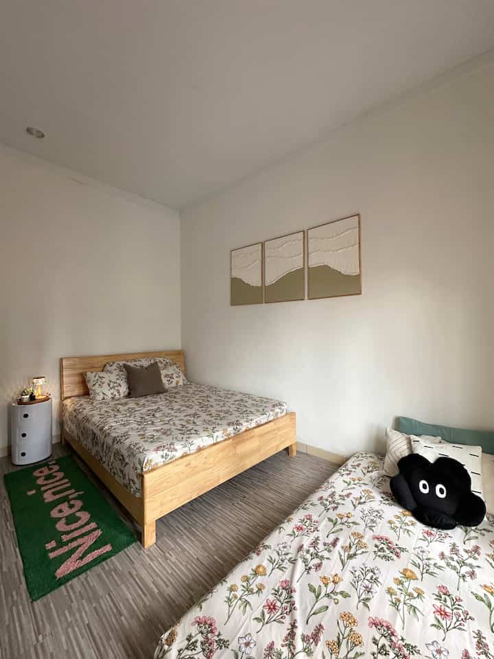 Inspirasi kamar tidur yang menyatu dengan anak 💕

Selain queen size bed, ada single bed dan baby crib dikamar ini karena disesuaikan dengan kebutuhan 😉 untuk sentuhan dekorasi ada wallart di dinding agar terlihat manis, juga ada meja nakas dan karpet 

Untuk lemari dan drawer memilih wrn putih agar terlihat lebih rapih, luas dan aesthetic 

#kamartidur #catkamar #spreibunga #flowerpillow #ranjangkayu #tempattidur #nakas #lampumeja #karpet