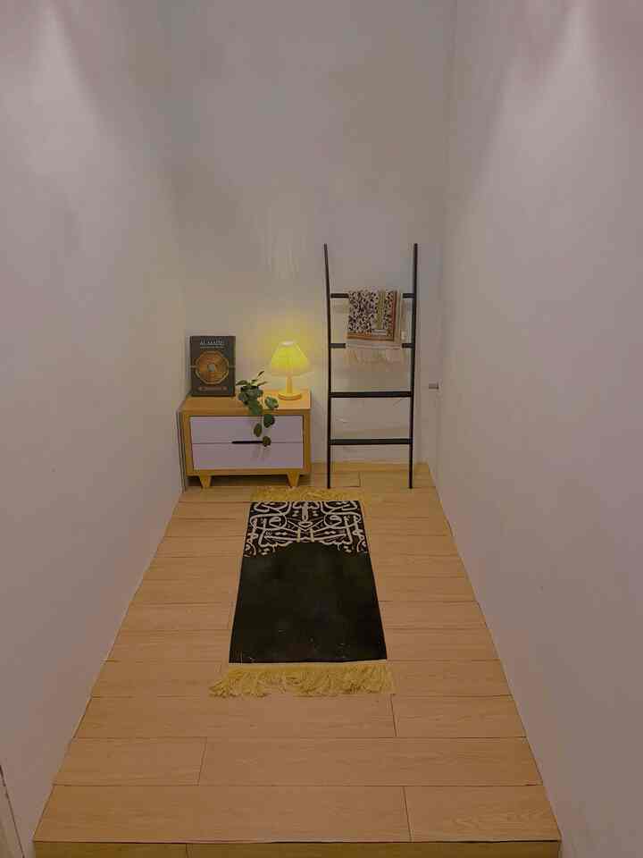 Ruangan kecil dengan ukuran 3x1,5m ini menjadi tempat yang paling favorit dirumah.
Mihrab ini jadi tempat berkumpul anggota keluarga kedua setelah di ruang tv.
Ruangan ini terletak antara kamar tamu dan dapur yang sebelum nya adalah kamar mandi.

Semoga menginspirasi ;)

#rumahdeveloper
#mihrab
#lantaivinyl
#Makeovermushala
#stylingmushala
