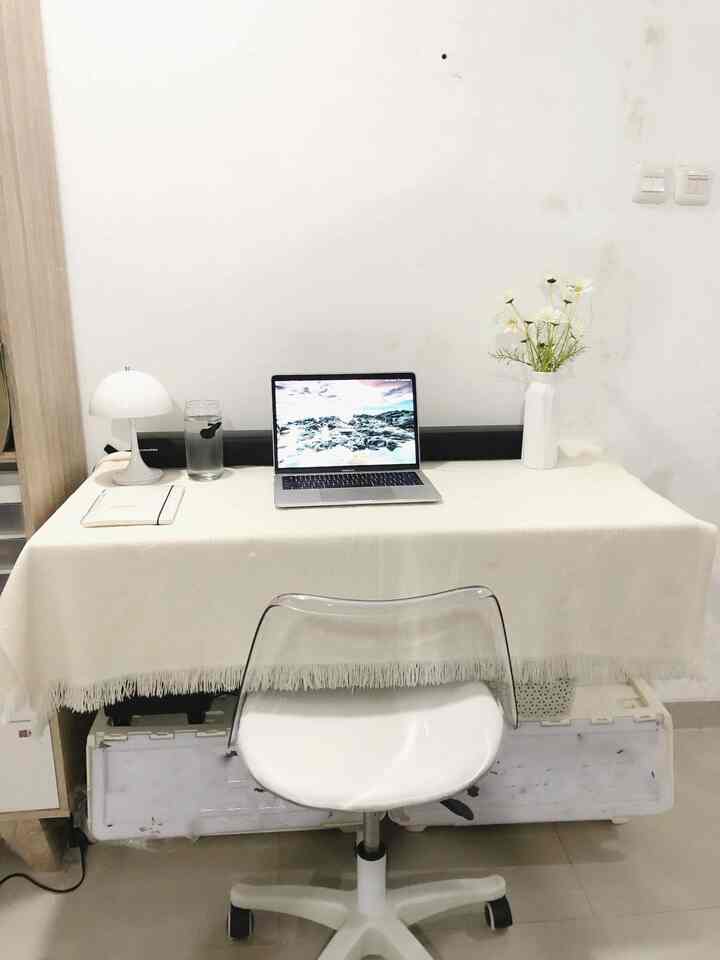 Spot untuk kerja atau belajar ✨
Meja ini di buat untuk mengisi spot kosong. Agar spot ini tetap bermanfaat jadi kami membuatkan meja yang bisa dilipat kalau sewaktu2 kami membutuhkan ruang yang lebih luas. Mejanya hanya memiliki panjang sekitar 1,2 meter. Kecil kan? Tapi kalau kita menambahkan beberapa dekorasi seperti taplak meja, lampu meja, dan vas bunga, meja ini akan terlihat lebih nyaman dan tampak manis tentunya✨ walaupuun meja ini kadang di pakai kadang tidak 💐
#HomeOffice #RuangKerjaMinimalis #KursiKerja #VasBunga #TaplakMeja #LampuMeja #CatPutih #StorageKolongMeja