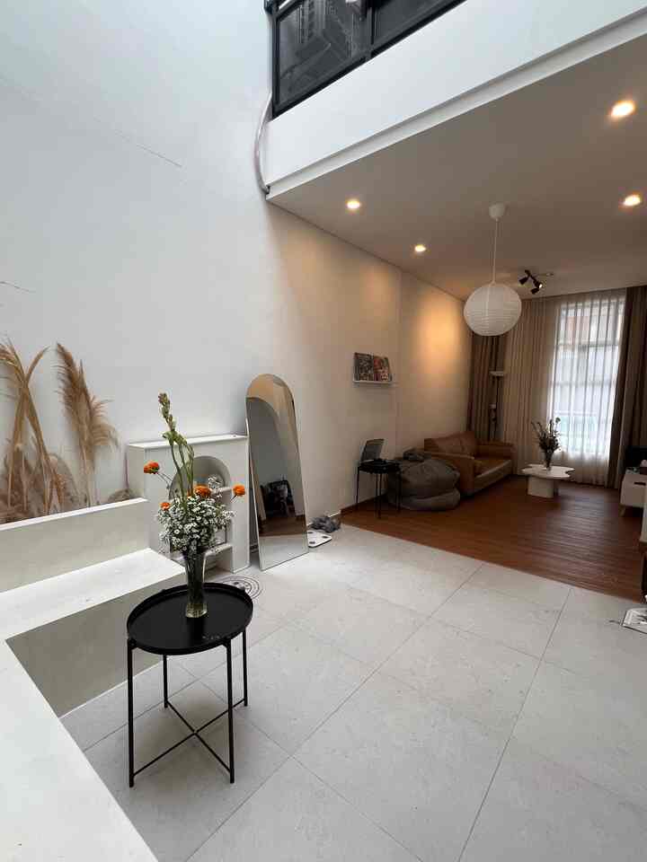 Lebaran makin terasa dengan adanya bunga segar. Kami memilih bunga sedap malam yang menjadi aroma khas hari Raya beserta bunga lainya. sementara taman depan dipercantik dengan peacock fresh flower untuk menyambut tamu dengan hangat. 

#LebaranCantik #DekorasiLebaran #RamadanStyling #LebaranBerkesan #FreshFlowerDecor #DekorasiLebaran #SuasanaLebaran #HomeDecor #LebaranVibes