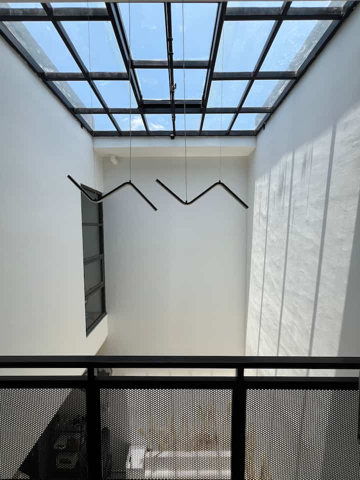 Laundry room ini jadi tambahan penting karena sebelumnya kami kesulitan mencari tempat untuk mencuci dan menjemur pakaian. Ruangan ini menghubungkan lantai atas dan bawah dengan desain terbuka bergaya industrial modern. Skylight di atasnya membantu pencahayaan alami, jadi meskipun musim hujan, pakaian tetap bisa dijemur di dalam dengan cahaya yang cukup.

#LaundryRoom #LaundrySpace #HomeDesign #InteriorDesign #IndustrialDesign #ModernHome #HomeImprovement #LaundryIdeas #Skylight #NaturalLight #HomeRenovation #MinimalistDesign #FunctionalSpace #SmallSpaceDesign #CozyHome 