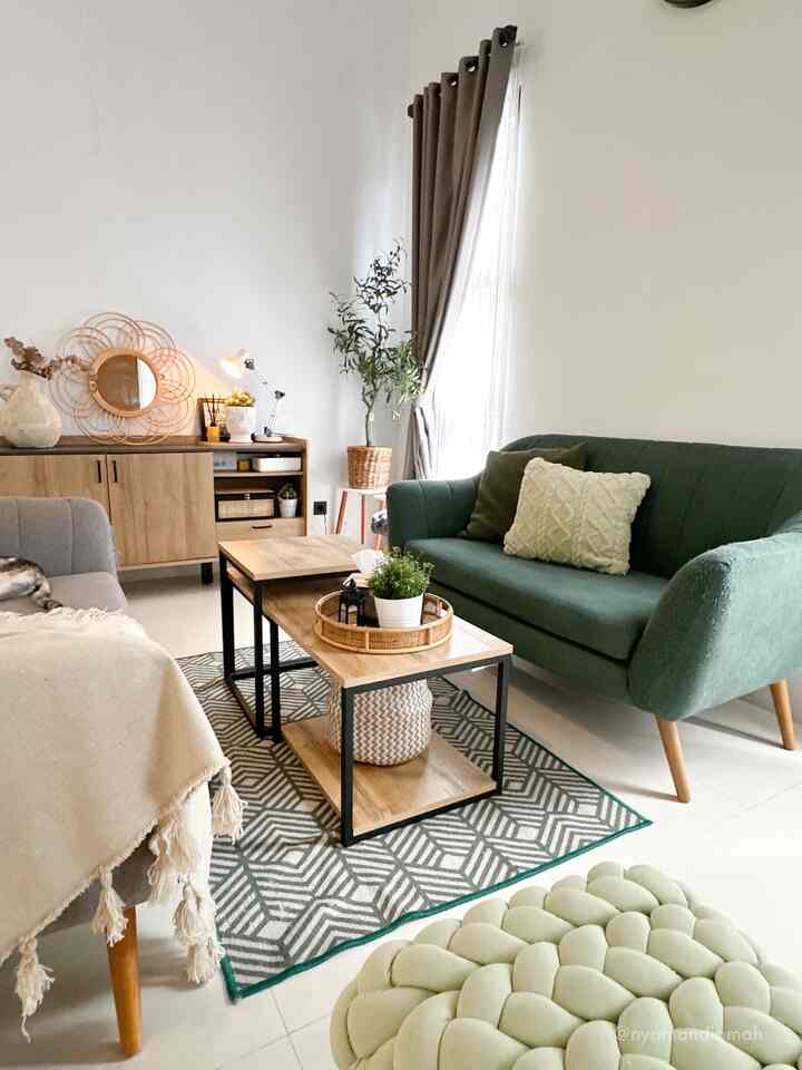 Masih di spot favorit, open space living room dengan tema warna hijau, abu, hitam dan warna kayu! Untuk lantainya masih setia dengan granite polos, mudah-mudahan terkesan bersih dan luas. 

#nyamandiomah #livingroomideas #livingroomdecor #lantaigranit #granite #sofaseater #coffeetable #homedecor 