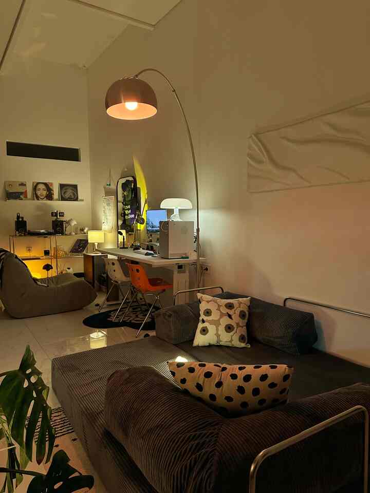 Open space bisa jadi pilihan terbaik untuk rumah mungil ✨ tidak perlu sekat, cukup furnitur minimalis dan pencahayaan alami ketika siang hari dan pencahayaan dari mood lamp ketika malam bikin rumah kecil jadi nampak lapang 🤍



#RumahOpenSpace #RumahTanpaSekat #NightVibe #SofaGenZ #SofaAesthetic #LampuLantai #MoodLamp #LampuMeja #AngkaHouse #Minimalist #CatDinding #DIYWallpaper