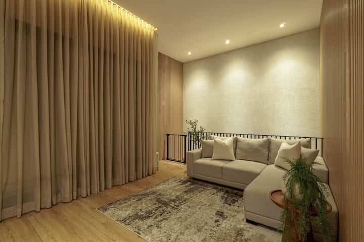 Ini ruangan favorite keluarga aku, di ruangan ini kita bisa habisin waktu bareng bareng bersamaan. Aku add beberapa lighting di ruangan ini, lampu spotlight untuk mempertegas dinding tekstur dan  beberapa part kecil di area tv dengan penggunaan LED buat ruangan ini jadi makin nyaman.
#RuanganTetbatas #LivingRoomMungil #NightVibe  #SofaLeterL #Wallpanel #LED #LampuSpotlight
