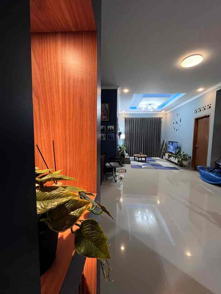 Ketika area masuk, livingroom dan dapur menyatu hasilnya jadi cozy banget. 
Semua area terlihat dari setiap sisi menjadikan rumah ini terasa hangat dan luas, gimana menurut tetangga online? 


#RumahOpenSpace
#RumahTanpaSekat
#NightVibe
#livingroomnightvibe
#livingroom
#ruangtv
#sofaminimalis
#kitchensetminimalis
#koridor
#ruangkeluarga
#minibar