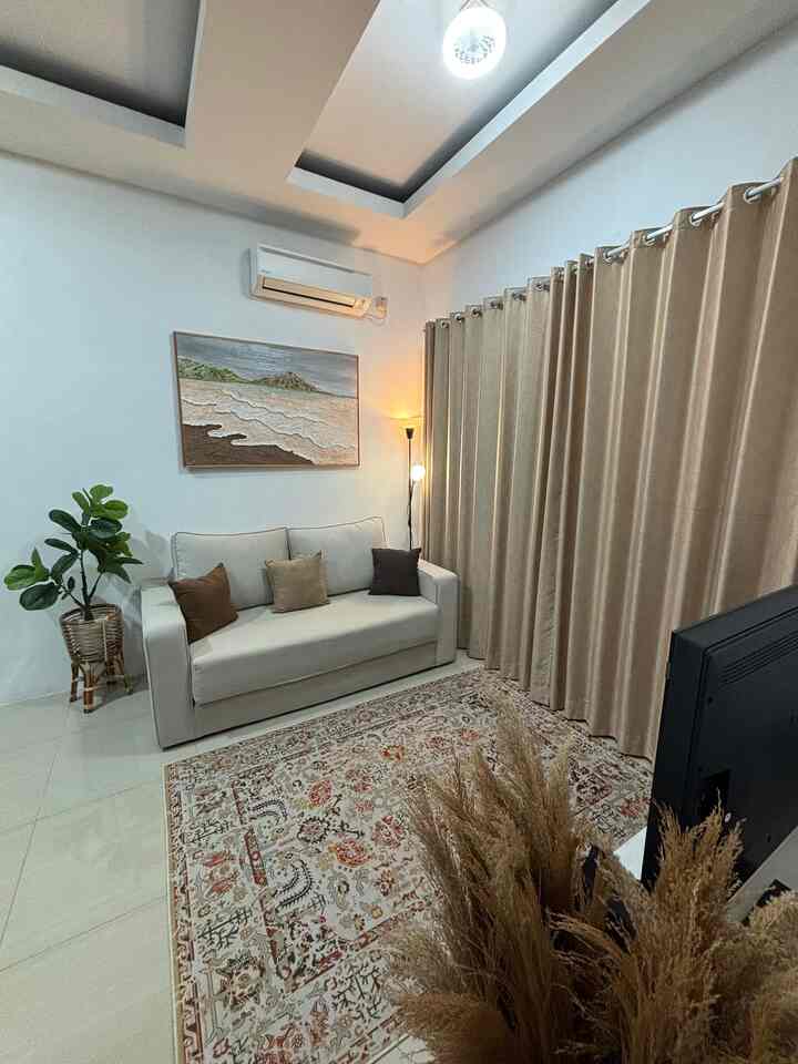 Ruangan kecil terasa lega dengan pemilihan cat rumah yang terang dan perabotan multifungsi seperti sofabed yang ada di area ini.

Selain itu pencahayaan juga jadi kunci utama agar rumah terasa semakin nyaman. Di pojok ruangan ini ada standing lamp yang selalu menyala saat malam hari. Selain untuk mempercantik ruangan, bisa juga untuk menambah kesan hangat pada ruangan ini.

Semoga night vibe di rumah ini menjadi inspirasi buat tetangga semua 🥰

#RuanganTerbatas #LivingRoomMungil #NightVibe #RuangKeluarga #RuangTamu #RumahMininalis #Sofabed #StandingLamp #Karpet
