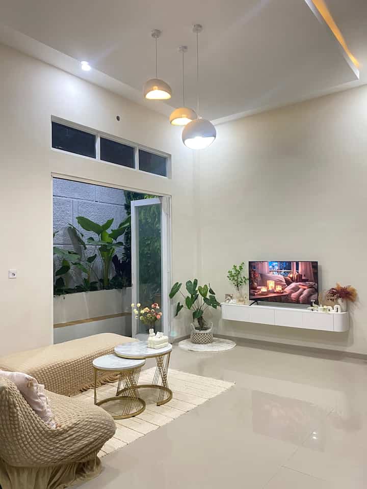 Night vibes from Deiraa House
8 bulan setelah menempati rumah ini ternyata banyak sekali dramanya hihi
Dari plafon rembes, plafon balkon runtuh kena angin sampai lampu gantung void pun ikutan mati
Semuanya tetap di syukuri, ada suka maupun duka di setiap rumah
Semoga Allah selalu mempermudah setiap urusan kita semua

#SofaMinimalis #KitchenSetMinimalis #LivingRoom #RumahOpenSpace #RumahTanpaSekat #NightVibes #WarnaCatRumah #PlavonGypsum #DeiraaHouse
