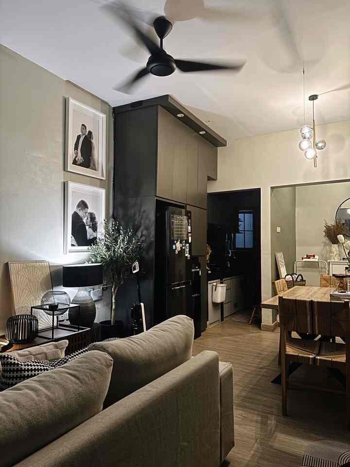 リビングルーム、またはファミリールームとも呼ばれる部屋を広々とした部屋に変えることができることがわかりました。 
多機能家具はスペースを節約できるので、私の家ではその大部分がカスタムメイドです。 
荘厳な壁の色（ヨトゥン）が広々とした印象を与え、さらにその錯覚を強めるために鏡も追加しました。 
温かみのある照明で、夜の雰囲気は心地よく、より親密な雰囲気になります。 🌌🛋️ 小さなスペースですが、快適です。 


#SmallSpaceBigStyle #NightVibe #RuangTamuMinimalis #DekorasiRumah #CozyLiving #ruanganterbatas #livingroommungil #nightvibe