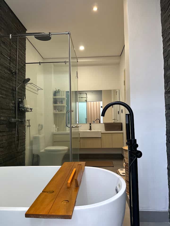 Sometimes, the simplest me time moments can be the most enjoyable.
This bathroom is a favorite place to recharge after a busy day.
From the comfortable freestanding bathtub, warm lighting, to the natural stone accents that create a calming atmosphere, everything is designed to make relaxing at home feel maximum.

Which room in your house do you like to relax in the most?

#FreestandingBathtub #LantaiKeramikAbu #DindingBatuAlam #RakSudutMinimalis #CerminBesarCustom #BathroomInspiration #ModernBathroom #DesainInteriorRumah #SudutFavoritku #MinimalistVibes #HomeRelaxation #SelfCareSpace
