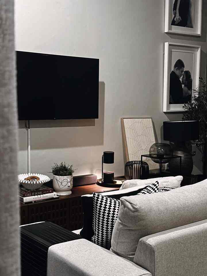 Siapa bilang dekorasi rumah cuma soal vas bunga, lukisan, atau patung? 
Lilin atau tempat lilin juga bisa jadi dekorasi kece yang punya sejuta manfaat! Selain bikin suasana cozy, lilin bisa diandalkan pas mati lampu, jadi pewangi ruangan, atau aromaterapi buat relaksasi. Buat aku sih, lilin wajib ada di tiap sudut rumah! Kalau kalian, tim lilin juga nggak? 🕯️✨

#HomeDecorTips #AromaterapiVibes #CozyLiving #DekorasiRumahMinimalis #RelaxWithCandles #MultifungsiDekorasi