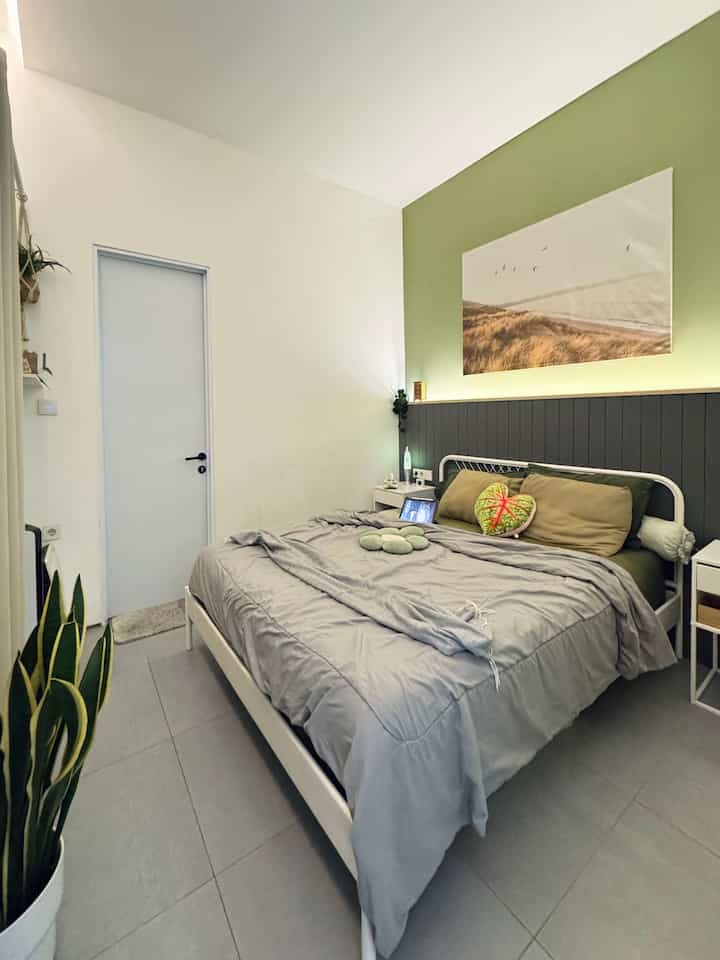 Before Bed 😴

Have you ever been ready to sleep, but you don't feel sleepy yet? It's okay to watch your favorite movie for a while in bed. With a comfortable room setup, it won't be long before you want to sleep. For the night, we also only turn on warm white, so it's comfortable for sleepy eyes. 

#bedroomdecor #greendecor #cathijau #kamartidur #lampuestetik #kamarutama