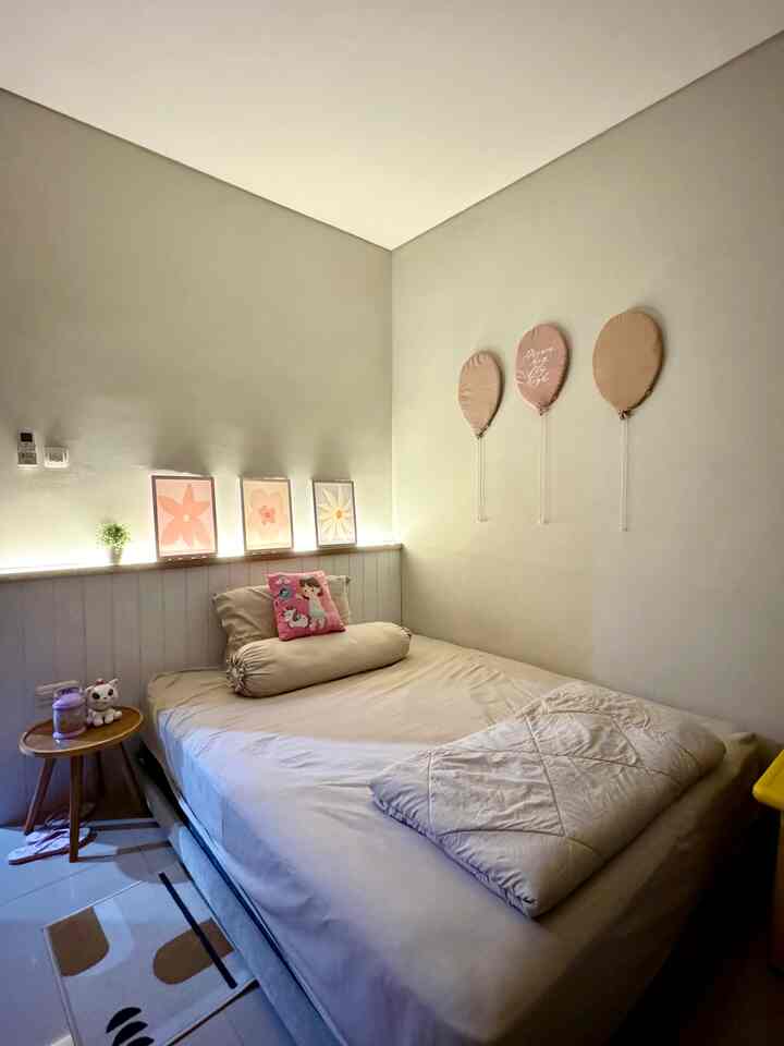 Ada yg baru di kamar anakku🩷

Yessss! 3 set print flower gemes bgt pula warna nya✨ Bikin looks kamar anak jadi makin berwarna & dindingnya gak terlalu polos 🫶🏻

Gemes gak siiiie🫶🏻🫶🏻

#MejaBelajarAnak / #WallpaperEstetik / #WallpaperDinding / #WarnaCatRumah / #TempatTidurAnak
 #RumahRamahAnak #MaterialRamahAnak #FurniturRamahAnak
#MejaBelajarAnak /
#WallpaperEstetik / #WallpaperDinding /
#WarnaCatRumah / #TempatTidurAnak
#ChildFriendlyHome
 #InspirasiDekorasiRumah / #RumahNyaman / #InspirasiHomeStyling