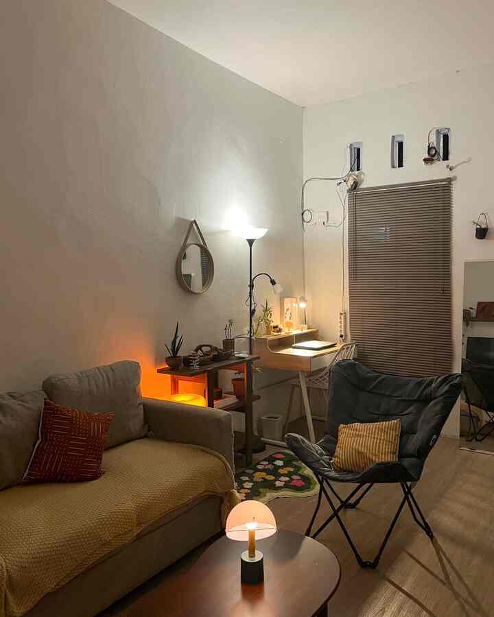 Area tanpa sekat ini difungsikan menjadi area kerja dan living room. Walaupun ruangan ini hanya berukuran 6m x 3m namun ruangan ini sudah cukup untuk menampung banyak kegiatan seperti bersantai, membaca buku ataupun bekerja. Dengan menambahkan lampu-lampu meja membuat suasana semakin terasa nyaman dan hangat

#WarnaCatRumah #SofaMinimalis #RumahOpenSpace #RumahTanpaSekat #NightVibe #RumahSubsidi #SmallHouse #TinySpace