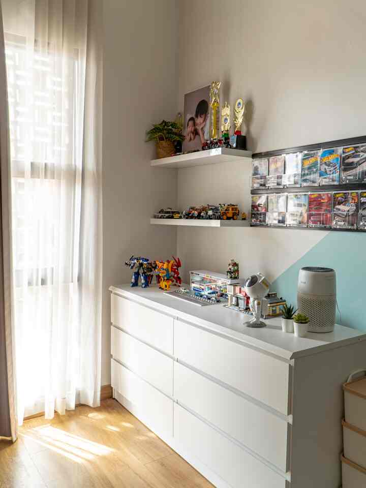 Ini jadi spot anak anak aku main, seharian bisa anteng disini. Aku pilih kabinet dengan tinggi 75cm standar meja untuk simpan mainan anak anaku, tinggu kabinet ini pas banget buat anaku leluasa main di atasnya dan ambil mainanya sendiri, kalo udah selesai bisa beresin sendiri juga 😘
#Kabinet #SpotMainAnak #KabinetPenyimpanan #KidsRoom #WarnaCat

