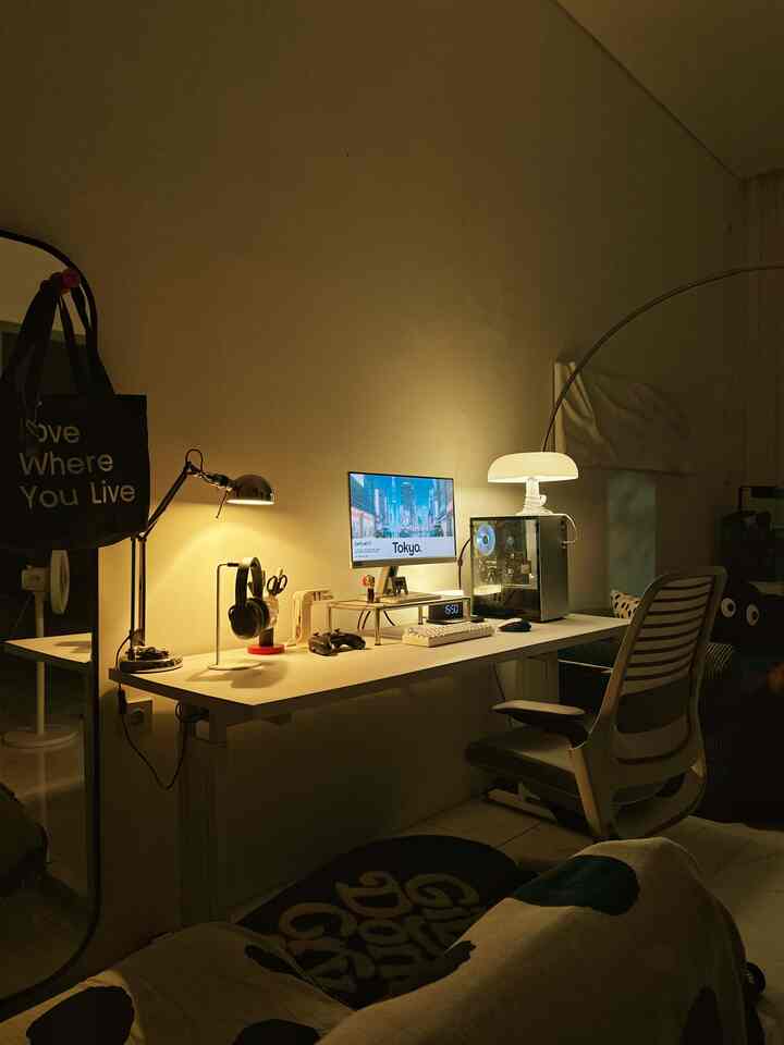 Meja Kerja semakin nyaman dengan adanya kursi ergonomis 🫶 
Kenapa sih harus kursi yang ergonomis ? 
karena selain desainnya yang minimalist sekaligus bisa dibuat dekorasi ruangan , kita yang duduk seharian memerlukan kursi yang bisa memanjakan tulang belakang dan nyaman 
-
selain kursi ergonomis , kita juga mendesain meja kerja seestetik mungkin agar menarik + semangat menyelesaikan kerjaan. Dengan menghidupkan mood lamp terasa lebih hangat dan tenang di ruangan ini 



#MejaKerja #HomeOffice #DekorasiMejaKerja #MejaKerjaEstetik #KursiErgonomis #MejaPutih #StikerInterior #CatDinding #LampuMeja