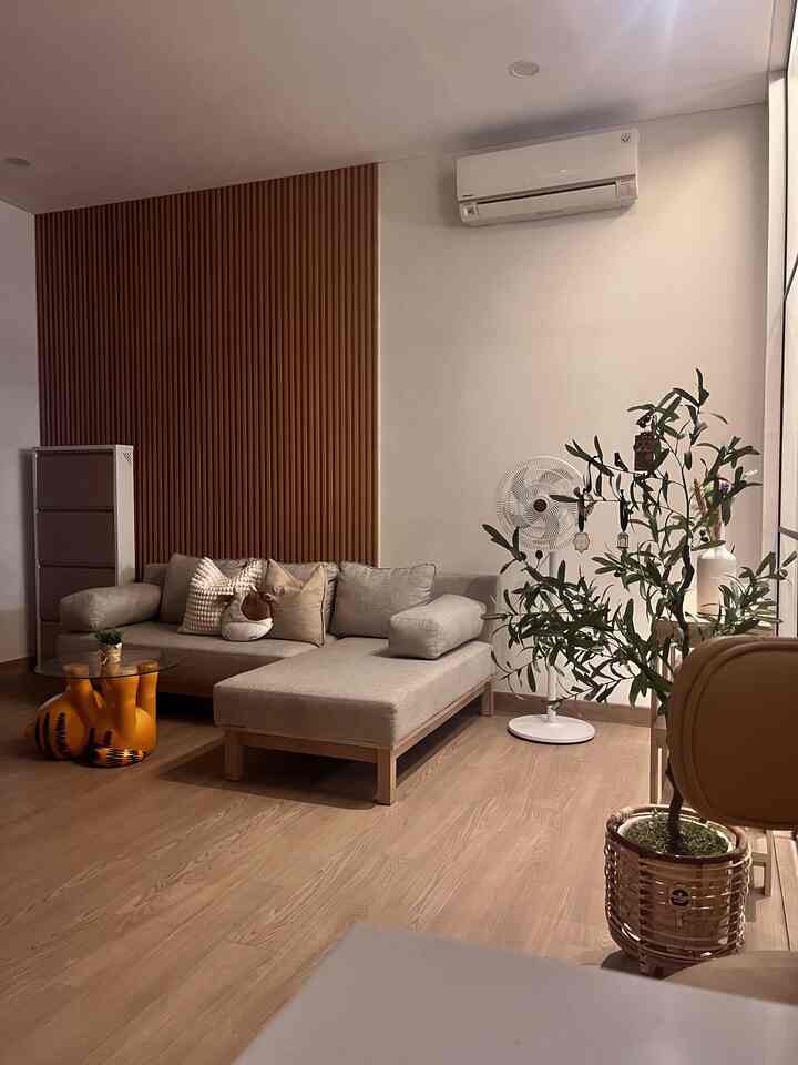 Rumah open space yang terlihat lega di lahan terbatas menjadikan living room terasa luas. Jika tidak ada tamu atau kebutuhan lainnya, kami lebih senang menggunakan spot light dan standing lamp agar suasana menjadi lebih tenang dan nyaman di malam hari. Kalau kamu lebih senang suasana temaram atau terang di malam hari?

#SofaJapandiMinimalis
#LantaiVinyl
#KisiKisiWPC
#LampuSpotLight
#RumahOpenSpace
#RumahTanpaSekat
#NightVibe