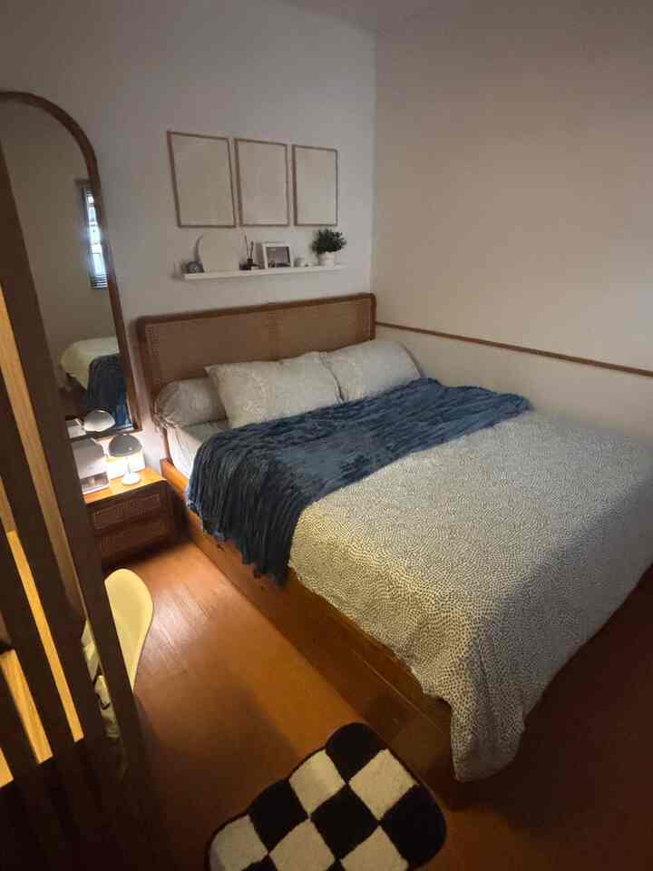 Dekorasi kamar 3x3m memang susah susah gampang, karna kamar nya kecil jadi kita perlu menata nya dengan baik.

dikamar ini furniture nya kita banyak nya custom, karna tidak memungkinkan beli furniture yang sudah jadi karna ukuran yang terbatas.

tapi setelah jadi dengan ukuran custom jadilah seperti ini, dikamar ini kita sengaja ga pasang tv untuk menonton karna benar benar ingin dipake untuk istirahat🤍

save & share semoga menginspirasi🤍🩵

#bedroominspo #bedroomstyling #bedroom #bedroominspiration #dipanjati #furniturecustom #interiorcustom #lemaribuiltin #lemaritanam #catdindingkamar #blanket #lantaivinyl #cermindinding #cerminmejarias