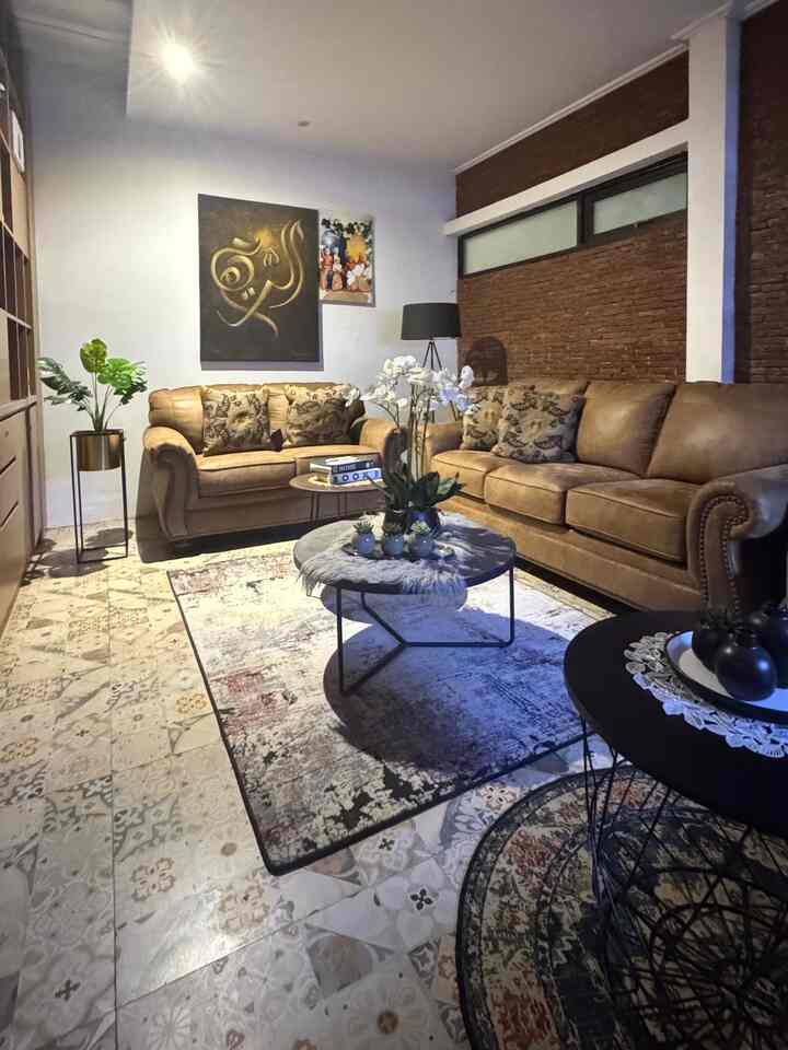 Selalu suka liat night vibe d ruang tamuku hehehe..
Ruang tamu menjadi salah satu ruangan penting dalam suatu hunian. Itu karena rumah tidak hanya menjadi tempat menghabiskan waktu dengan keluarga tersayang, namun sesekali juga menjadi tempat untuk menerima kunjungan kerabat terdekat, baik untuk sekadar bercengkrama atau bahkan melaksanakan suatu diskusi penting sekalipun. Karenanya, penataan ruang tamu menjadi penting agar dapat memberikan kenyamanan optimal. Salah satu elemen terpenting dalam penataan ruang tamu adalah pencahayaan. Tata cahaya yang tepat dapat memberikan pencahayaan yang merata dan menyejukkan mata. Tak hanya fungsional, penataan cahaya juga dapat memberikan sentuhan dekorasi yang menarik untuk ruang tamu.

#RumahOpenSpace
#RumahTanpaSekat
#NightVibe
#DekorasiLampu
#DekorasiOrchid
#DekorasiKarpet
#StandingLamp
#LampuSorot
#GranitBatik
#RuangTamuIndustrial