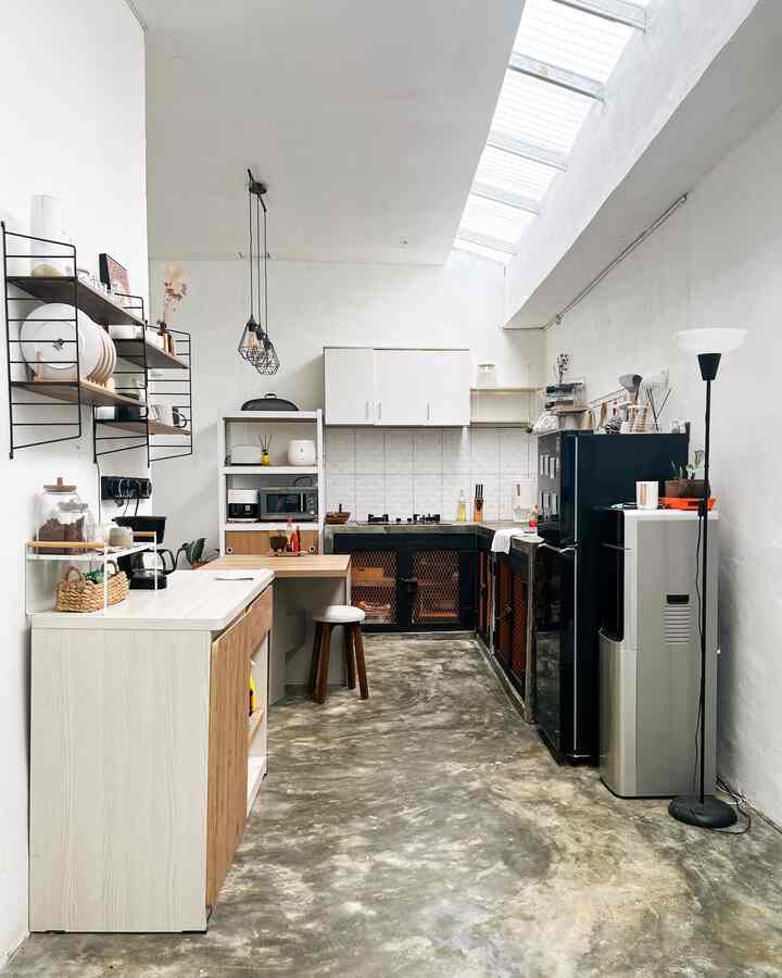 Area dapur dan area makan yang di dominasi warna kayu, putih dan hitam. Dengan pemilihan warna ini area ini terkesan luas dan tidak penuh

#WarnaCatRumah #DapurModern #DapurJapandi #RumahSubsidi #TinySpace #LoveWhereYouLive #SmallSpace