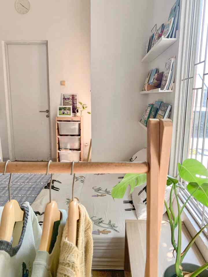 Bedroom Styling • spill furniture nih..🛏️✨

📌 trofast by ikea : ga ada yang nyangka ya ternyata trofast bisa buat lemari baju anak. Worth bgtt sih ternyata bisa muat banyak, kokoh, gampang ngelapnya dan gampang pula kalau mau mindahin. 
📌hanger bambu: dari 2018 belum pernah berjamur. Kalau cari furniture bambu atau kayu penting banget liat profile produsennya. Karena proses pembuatannya itu ga gampang mulai dari di jemur sampe kering sampe di oven..kalau ngasal dan harganya murah better skip daripada nyesel. 
📌hanger baju anak dari kayu: ga nyangka bagus juga, mereka emang udah biasa supply buat toko-toko baju atau mall. Worth to buy👍🏻
📌rak buku mosslanda (rak dinding): ga melengkung dan kokoh 👍🏻
📌side table: trofast: meja samping yang panjang dan bisa buat storage atau rak buku dibawahnya. Oke banget.

#BedroomStyling #KidsBedroom #KamarAnak #KamarAnakPerempuan #ScandinavianBedroom #lemarianak #rakdinding #rakbuku #hangeranak #sidetable #gantunganbaju 

