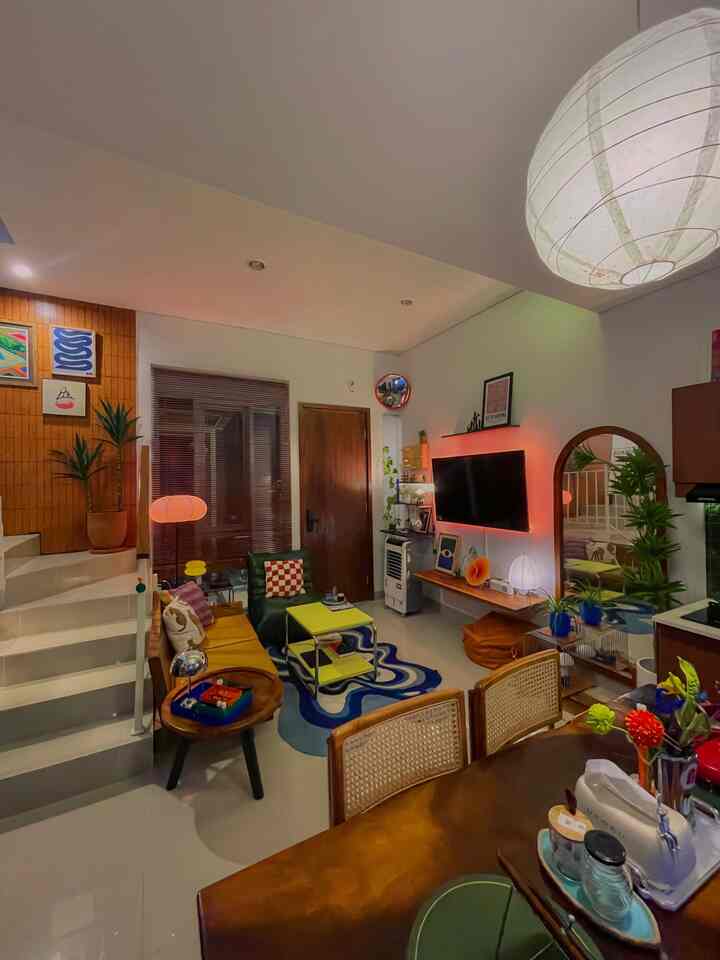 Nights Vibes di Sudut-sudut Living Room - Open Space🌗
.
Beginilah suasana malam dari berbagai angle di ruangan openspaceku. Dari arah dinning room bisa makan sambil menonton Tv, dan bersebelahan dengan dapur. Area Tangga yg posisinya berdekatan dgn living room, ambience pencahayaan dibuat lebih warm dgn lampu downlight yg menyinari poster dan lampu led di rak kabinet tangga sebagai display dekorasi agar tangga tidak trlalu gelap. Lalu di spot living room ada lampu lantai yg bs diubah warna cahayanya sesuai mood dan lampu-lampu meja favorit termasuk di ambalan dekat Tv.
Kami menyukai ruangan lebih temaran di malam hari tanpa lampu utama, agar lebih nyaman untuk mata terutama saat nonton film di malam hari agar mata tidak terlalu lelah. 

#RumahOpenSpace #RumahTanpaSekat #NightVibe #LampuGantung #CerminConvex #DekorasiTangga #DekorasiLivingRoom #Warmlights 