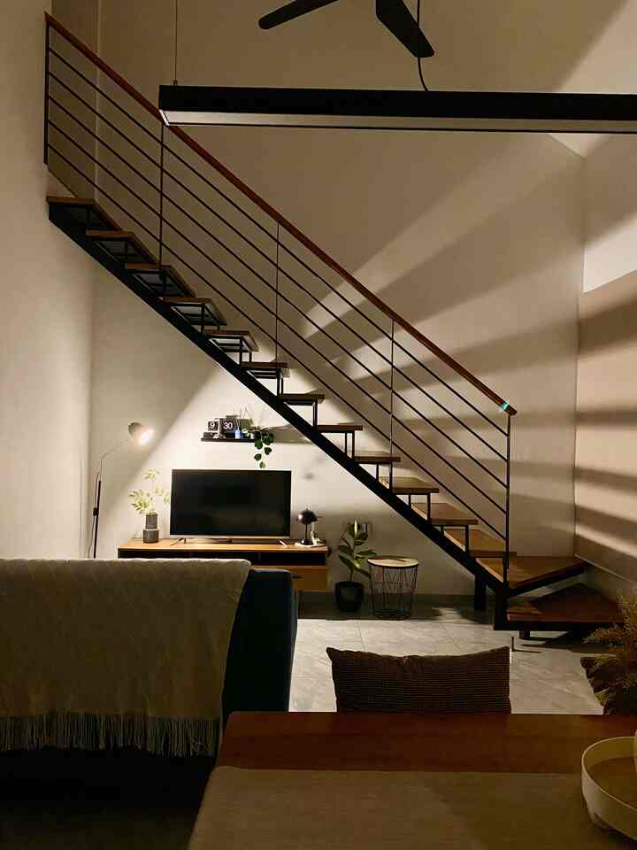 Beginilah night vibes di living room yang juga area open space di rumah ini. Adanya standing lamp di pojokan menambah kesan warm di ruangan ini ✨

#WarnaDindingRumah #CatRumah #SofaMinimalis #LivingRoomMinimalis #KitchensetMinimalis #RumahOpenSpace #RumahTanpaSekat #NightVibe