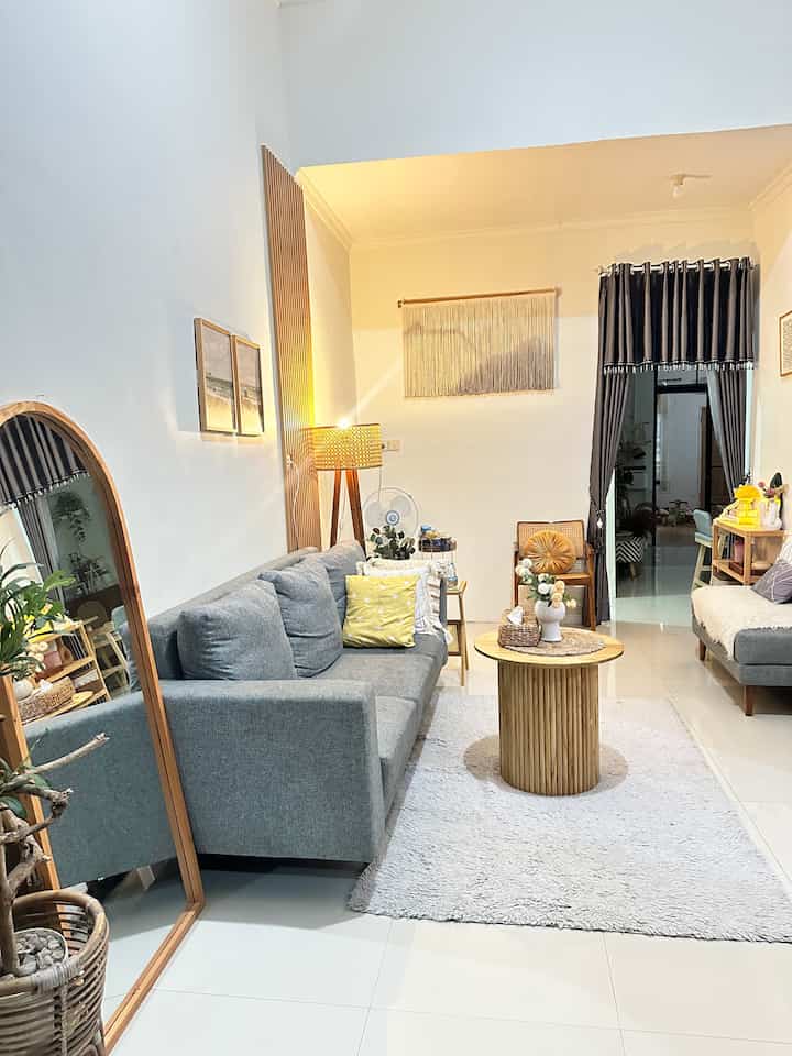 Solusi ruang tamu kecil di tempat sempit agar terasa lega yaitu dengan tata ruang yg tepat,permainan wrna dinding yg cerah serta kaca yg besar yg dpt memantulkan cahaya sehingga menimbulkan kesan lebar
Semoga menginspirasi teman-teman semua 🥰
#standingkaca #sofaLabu #coffetableminimalis #RuanganTerbatas #Livingroommungil #NightVibe