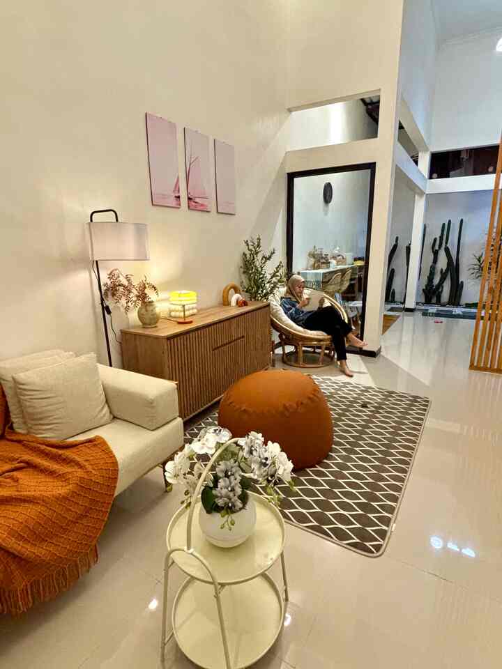 suasana malam hari di ruma.dyaksa✨🌙
ini merupakan living room yang terhubung dengan ruang makan segaris, hanya terpisahkan oleh sekat kaca🥰🫶🏼 

#LivingRoom #LivingRoomNight #SofaMinimalis #RumahOpenSpace #RumahTanpaSekat #NightVibe