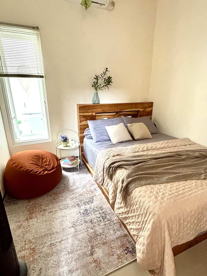 kamar tidur minimalis ini hanya berukuran 3,3 x 3,5
belum banyak dekorasi pada kamar utama ini, hanya terdapat beanbag untuk bersantai dan coffe table✨🫶🏼 furniture seperti dipan dan lemari terbuat dari kayu jati yang dicustom ke pengrajin🥰

#KamarTidur #KamarTidurUtama #StylingBedRoom #BedRoomMinimalis #InspirasiKamarTidur 
