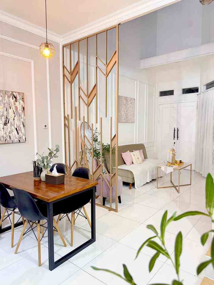 🔆 Night Vibe 🔆

Enaknya punya rumah open spce itu bisa sekalian hemat listrik lho!
Kayak misalny lagi malam gini, kita bisa nyalain lampu ruang makan aja tapi cahayanya bisa bikin terang sampe ke living room juga.

Permainan lampu di rumah tuh penting banget untuk menciptakn suasana yang lebih warm dan jadi makin aesthetic ✨

#RumahMinimalis
#Wallmoulding
#Sofabed
#CatRumah
#Bench
#Storage
#LemariBawahTangga
#LampuGantung
#LEDstrip
#LampuSensor
#RumahOpenSpace
#RumahTanpaSekat
#NightVibe