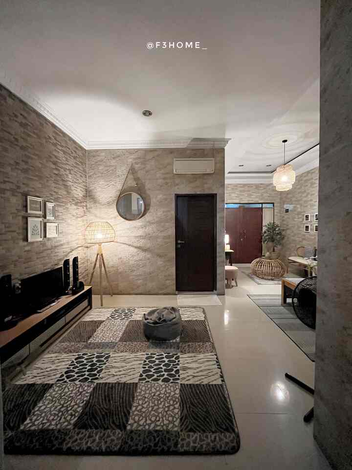 Ruang kecil tetap maksimal 😍.
Dengan tata letak yang pas dan furnitur multifungsi, ruang tamu compact ini jadi nyaman banget.
Gimana menurut kalian tetangga online??

#sofaminimalis #plavonpvc #warnacatrumah #wallpaperdinding #wallpaperestetik #cat #ruanganterbatas #livingroommungil #nightvibe 