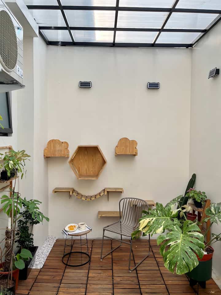 Ruang santai outdoor adalah bagaimana aku memulai hari, duduk sebentar sembari menikmati teh hangat dan cemilan manis cukup untuk membuat mood baik di pagi hari sebelum beraktifitas. #deckinglantai #deckingkayu #catplayground #ruangsantai #balkon #kursitaman #cateksterior #outdoor