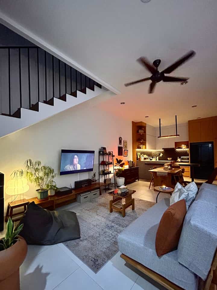 Open space Living Dining Kitchen night vibes ✨
Malam hari sepulang kerja kami suka menikmati waktu malam nonton bareng. Untuk lighting kami lebih senang dengan lampu ambience saja agar suasana lebih intimate. 

#RumahOpenSpace #RumahTanpaSekat #NightVibe #MidecenturyModern #SofaMinimalis #MejaTv #KarpetModern #AkariLamp #SarungBantal #RakSusun