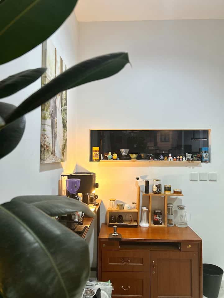 Coffee corner ☕️
Saya dan suami memang suka kopi dan teh. Maka kami menyediakan corner kecil untuk space mesin kopi dan peralatan perlengkapan lainnya. 

Meja bar panjang kami beli custom di online store. 
Rak troli untuk menyimpan perlengkapan serta stok biji kopi.
Meja buffet kayu hibah dari rumah orangtua. Untuk elemen dekorasi ada rak kayu yang menjadi rak display juga untuk cangkir dan mainan mainan.

Untuk ambience malam kami beri satu lampu style industrial di corner.

#Coffeecorner #MejaBar #Mesinkopi #Mejabuffet #MejaKayu #RakTroli #Rakpajangan #InspirasiDesain #Homedecor #Homecafe #SudutEstetik