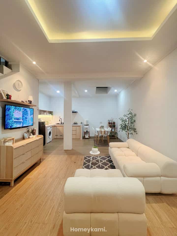 Ini dia living room open space di Homeykami🫶🏻
Untuk menambahkan kesan clean dan luas aku pakai tembok dan plafon putih polos. Gak lupa aku juga pake lampu berwarna warm untuk menambah kesan hangat dan homey di rumah 🥰


Gimana menurut tetangga online, suka dengan tone warna seperti ini?🥰


#sofapinterest #ledstrip #wallpaperlinen #mejabulat #ruanganterbatas #livingroommungil #NightVibe