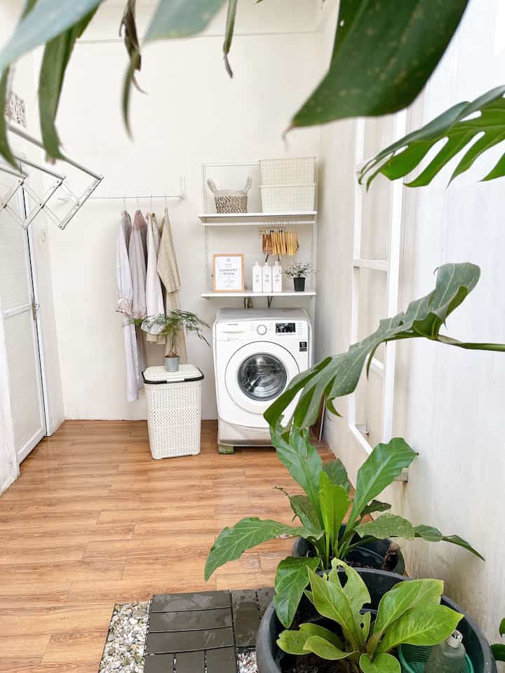 After - Before laundry room🫶

Penambahan rak diatas mesin cuci dapat menyembunyikan kabel-kabel yang keliatan, sehingga dapat membuat laundry roomku menjadi lebih rapi🤎🤎

#laundryroom
#ruangcuci
#ruangcucibaju
#rakdinding 
#rakpenyimpanan 
