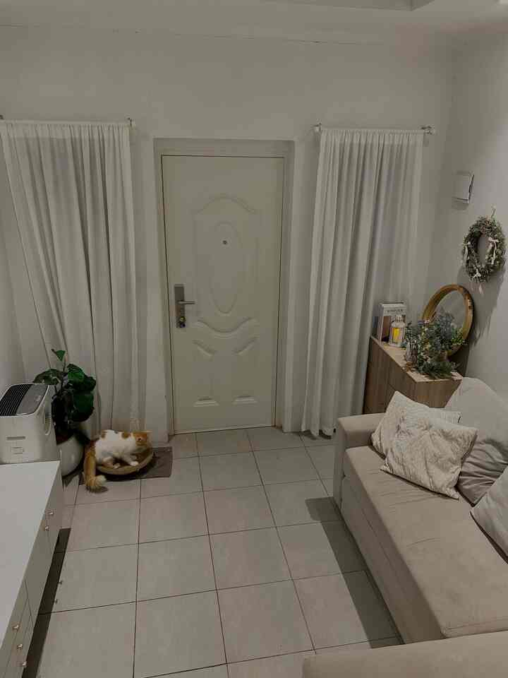 Ruang tamu mungil tapi tetap cozy ✨🛋️ pemilihan warna netral & terang dan juga furniture dengan banyak storage jadi pilihan yang tepat untuk living room dengan ukuran terbatas

#pintumasukutama #gordenruangtamu #sofabedminimalis #lantairuangtamu #ruangterbatas #livingroommungil #Nightvibe