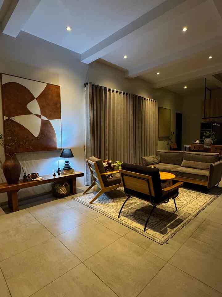 Night vibes livingroom dengan konsep open plan menyatu dengan dining dan kitchen area membuat lebih terlihat luas, dengan memilih pencahayaan redup memakai lampu lampu kecil dan warm white

#bumitimi #rumahopenspace #rumahtanpasekat #nightvibe #rumahindustrial #lantaiabusemen #openplan #openspace