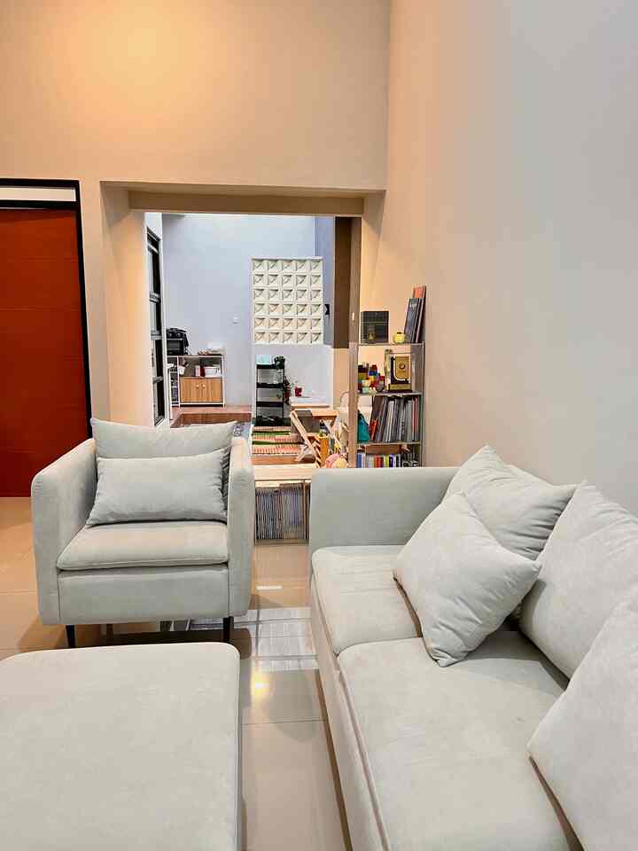 Lampu sangat berpengaruh terhadap vibes dalam ruangan kita, jd pemilihan lampu sangat crusial ✨

Jangan sampe salah pilih, utk menentukan ruangan ini aku pake rumus penentuan jumlah lampur watt lampu dan tingkat cahaya nya. Aku hitung sendiri bermodalkan belajar di mbah gugel 😄

Semoga menginspirasi ✨

#sofa #ruangtamu #lampu #warm #dinding #granite #openspace 
#RumahOpenSpace
#RumahTanpaSekat
#NightVibe